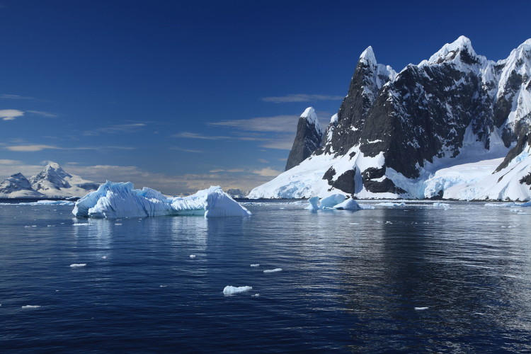 Cruising the Lemaire Channel, Antarctic Peninsula. Photo: Wikimedia Commons.
